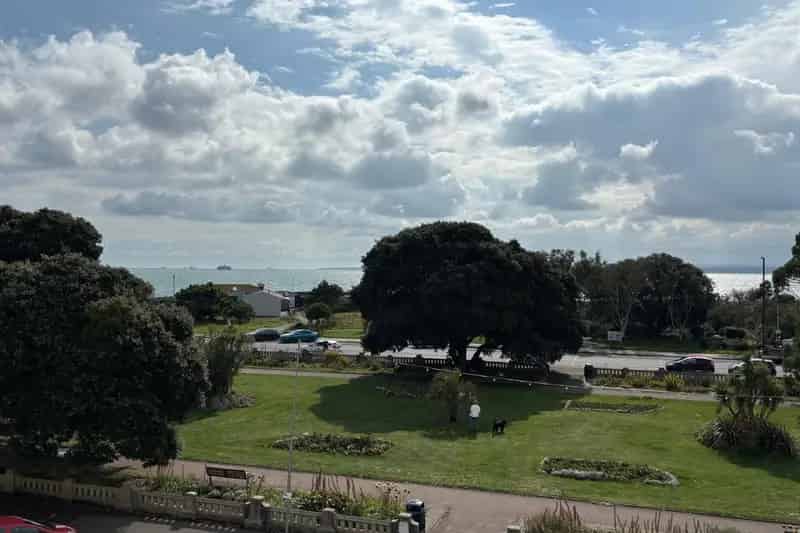 Stunning 2-Bed Southsea Apartment with Solent Views