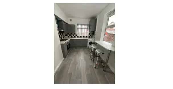 3 Bedroom House Manchester Modern Decor Spacious Rooms Parking Garden