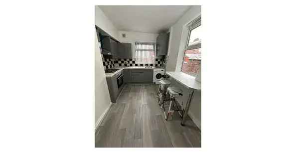 3 Bedroom House Manchester Modern Decor Spacious Rooms Parking Garden