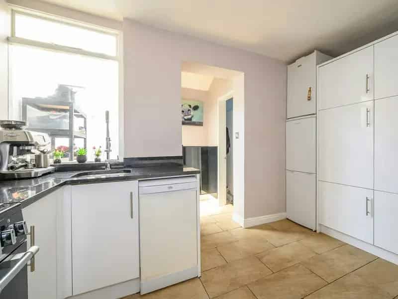 4 Bed Semi-Detached House with Large Garden and Double Garage