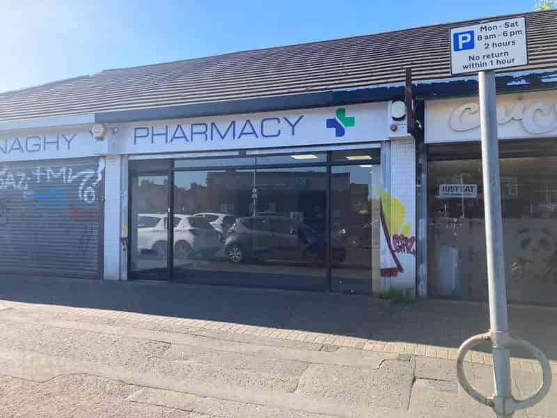 Shop to let in busy parade