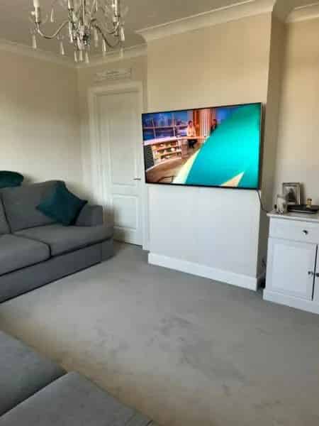 3 Bed Semi Detached Home with Large Garden and Sheds