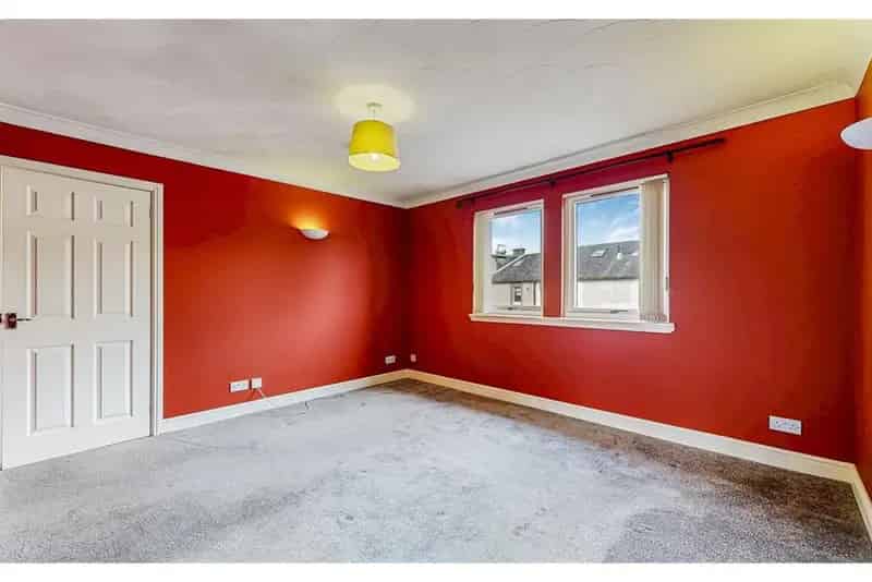 2 Bed Flat Strathaven Town Centre Modern First Floor Apartment