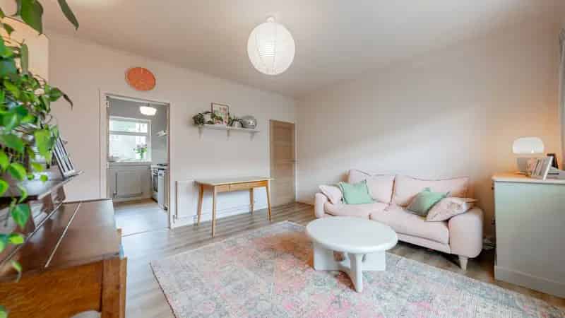 Stylish 2-Bedroom Apartment with Large Garden in Merrylee, Glasgow