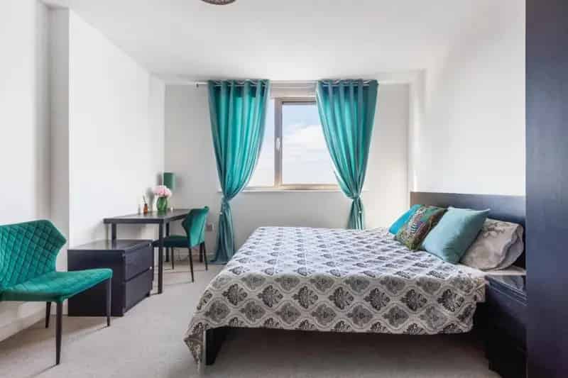 2 Bed Flat for Sale 75.6sqm 18th Floor Parking London