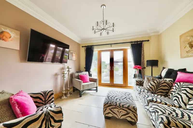 Luxury 5-Bedroom House with Leisure Facilities