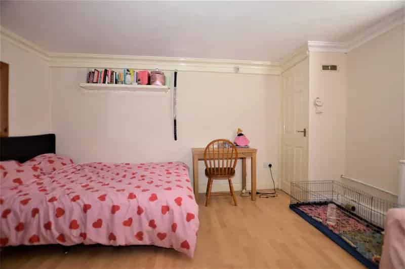 Flat Apartment for Sale Near Town Centre