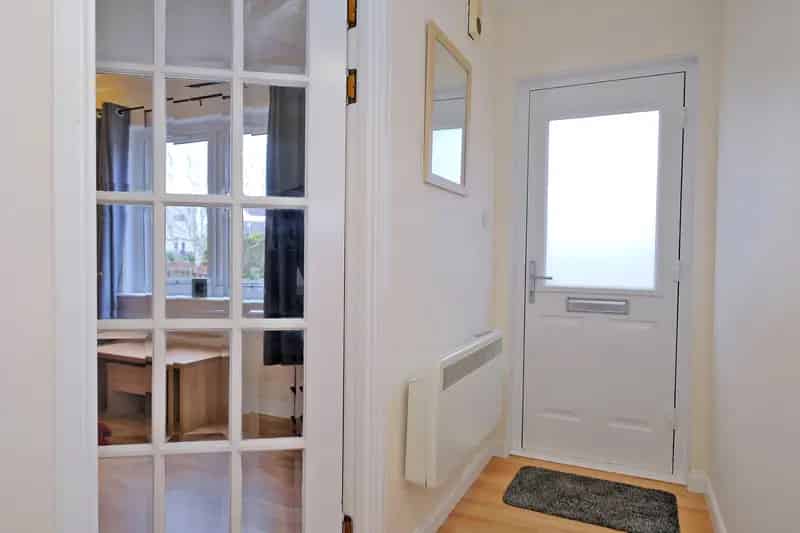 2 Bedroom Maisonette in Cove with Garden and Parking