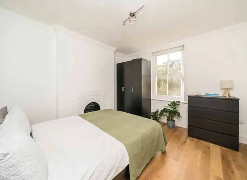 1-Bed Apartment Queen's Club Gardens Long Lease No Onward Chain