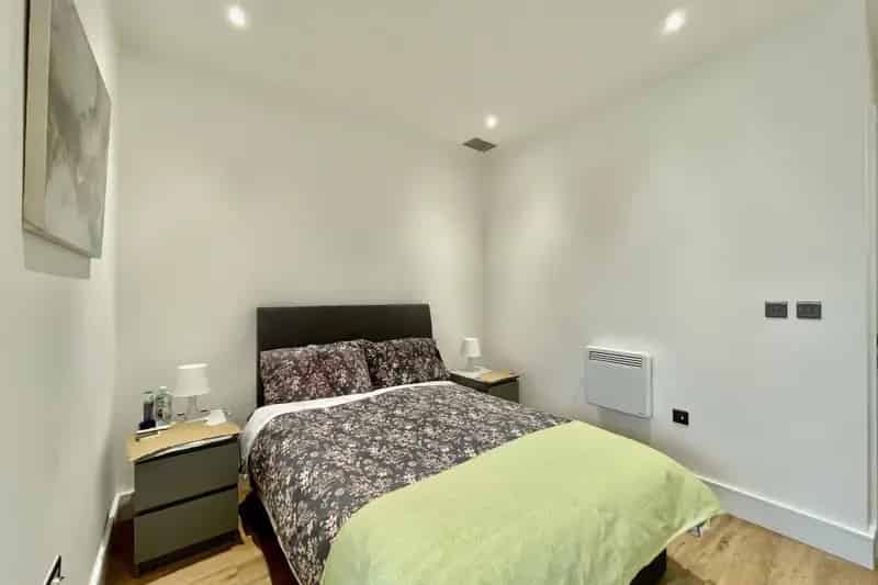 Spacious Studio Apartment with Gym and Concierge