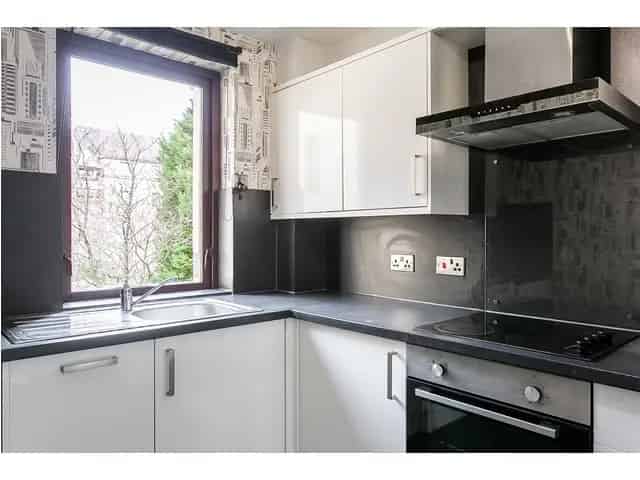 3 Bedroom Flat for Sale in Polwarth