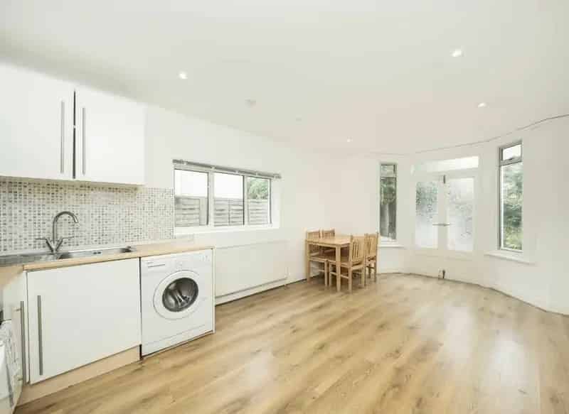 One Bedroom Garden Flat West Hampstead Near Transport Links