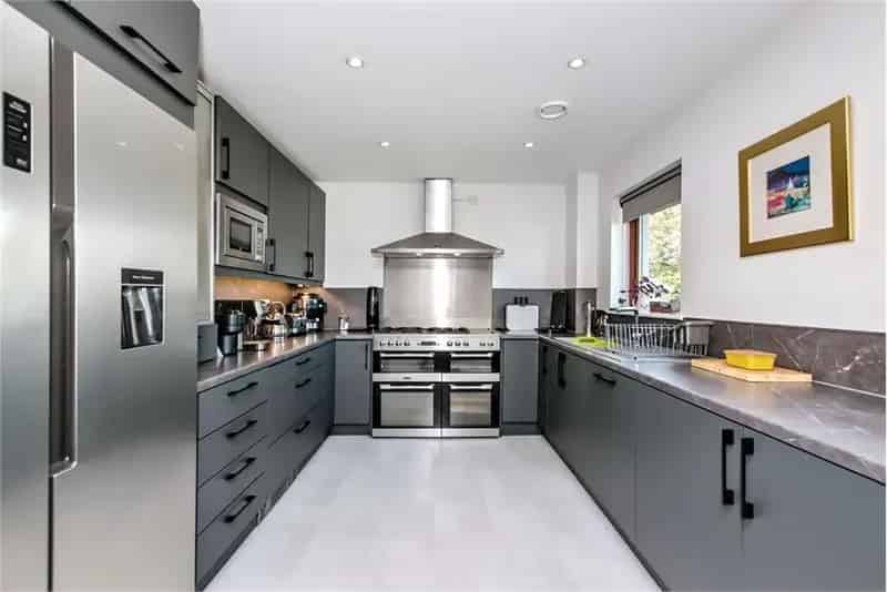4 Bed Detached House with 5 Reception Rooms