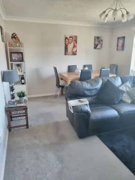 Large 2 Bed House with Garden Near Train Station