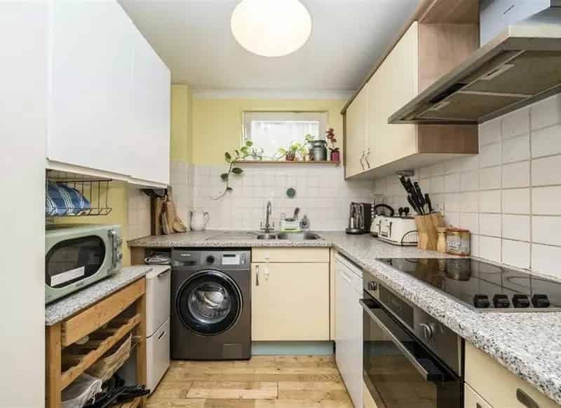 Riverfront One Double Bedroom Flat with Two Bathrooms and Tennis Courts