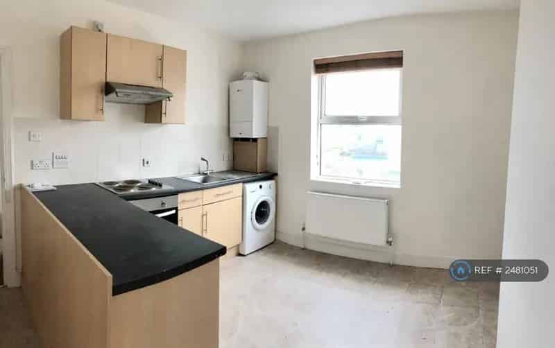 Studio Flat Near City Centre Separate Bedroom Bathroom