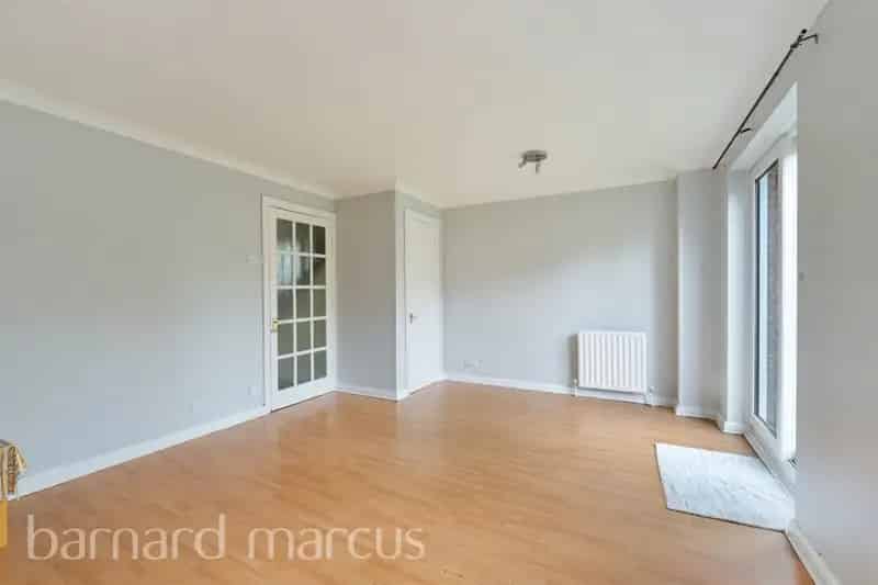 3 Bedroom House in Feltham with Driveway and Garage