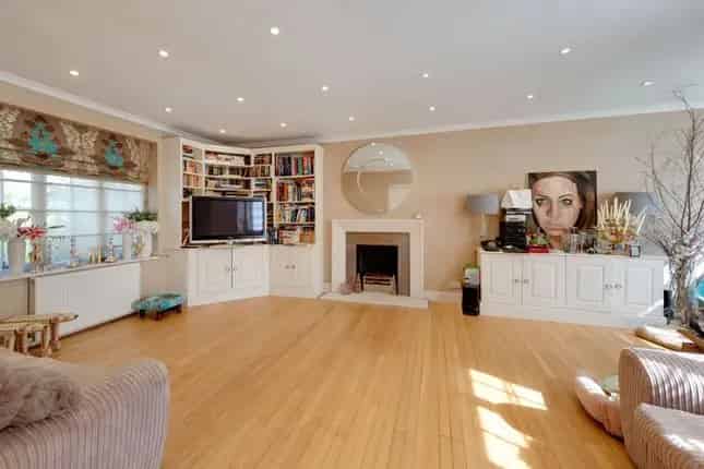 5 Bedroom Detached House for Sale in Hampstead Garden Suburb