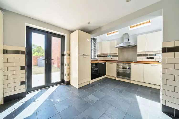 4 Bed End Terrace House For Sale Near Town Centre
