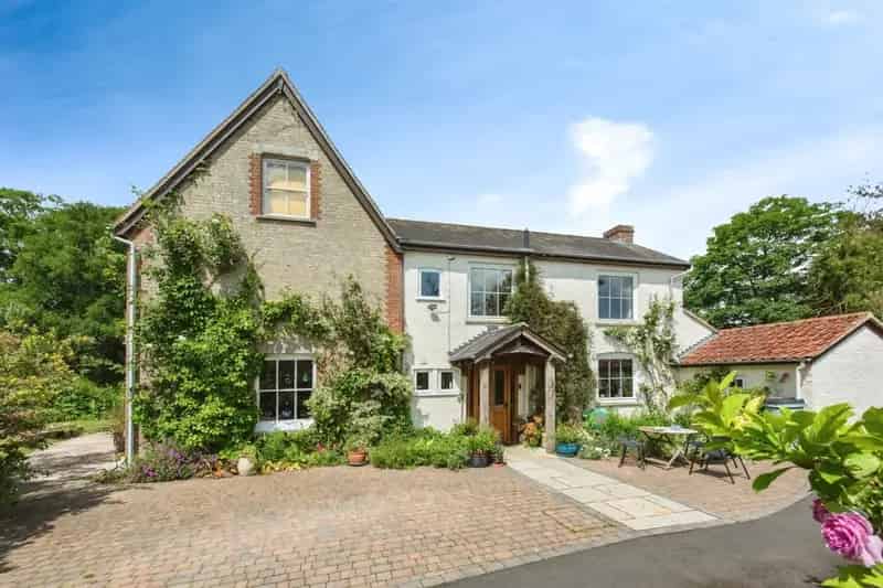 Grade II Listed Gate Farm House - Spacious Family Home with Extensive Grounds