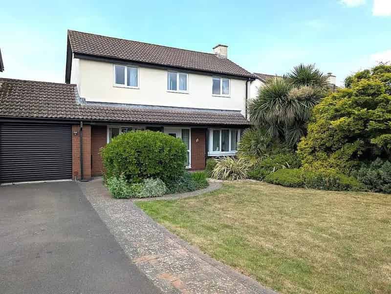 4 bedroom link detached house for sale