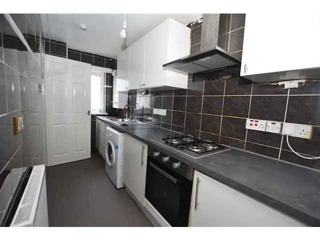 2 Bed Ground Floor Flat For Sale Private Gardens