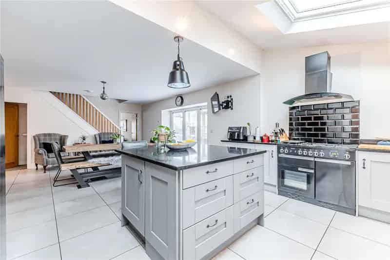 5 Bedroom Period House Rawdon Ample Parking Double Garage