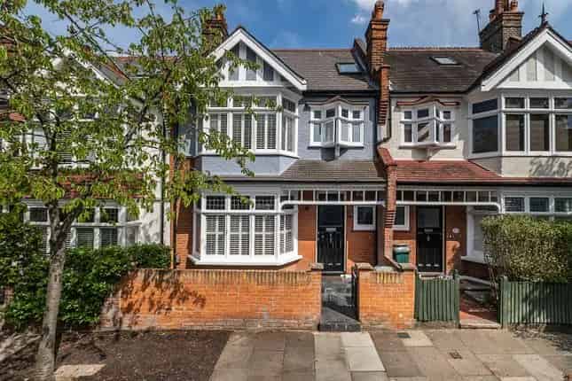 Detached House for Sale in London SW11