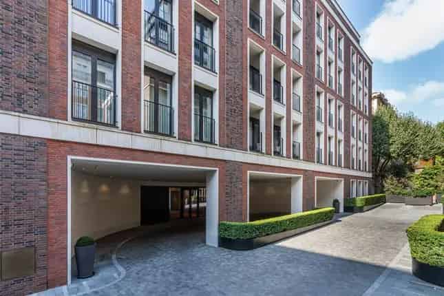 Luxury 3-Bedroom Apartment for Sale in Lancer Square Kensington