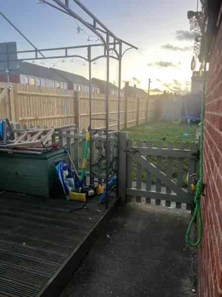 2 Bed End House Large Garden Driveway Brick Shed