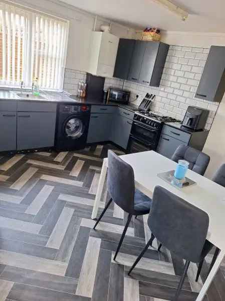 House For Rent in Leeds, England