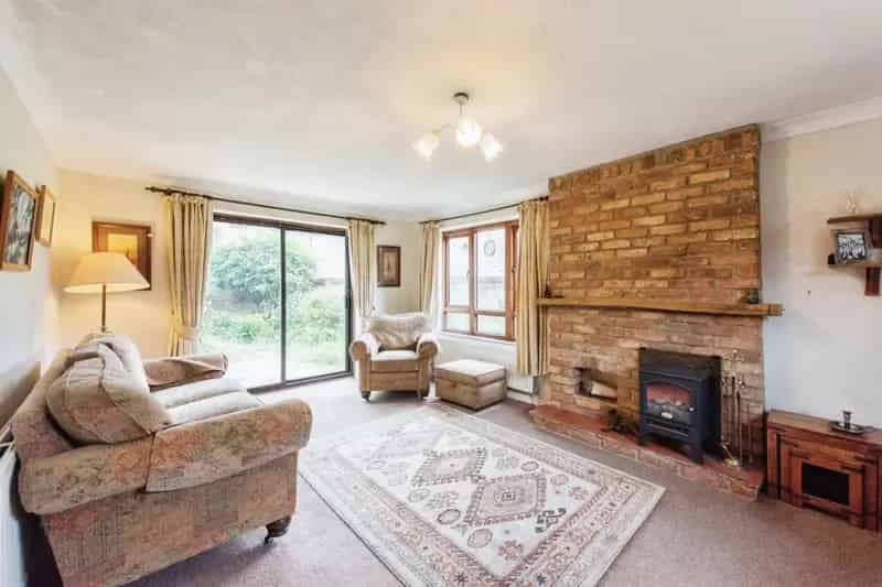 Family Home with Garage and Garden