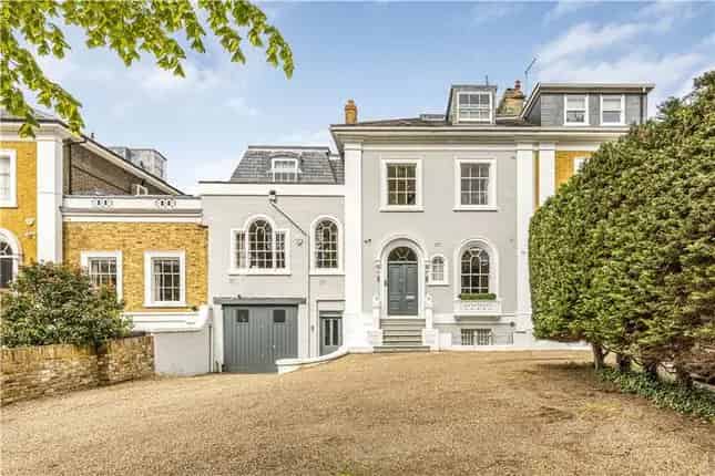 Detached House for Sale in Castelnau Barnes SW13