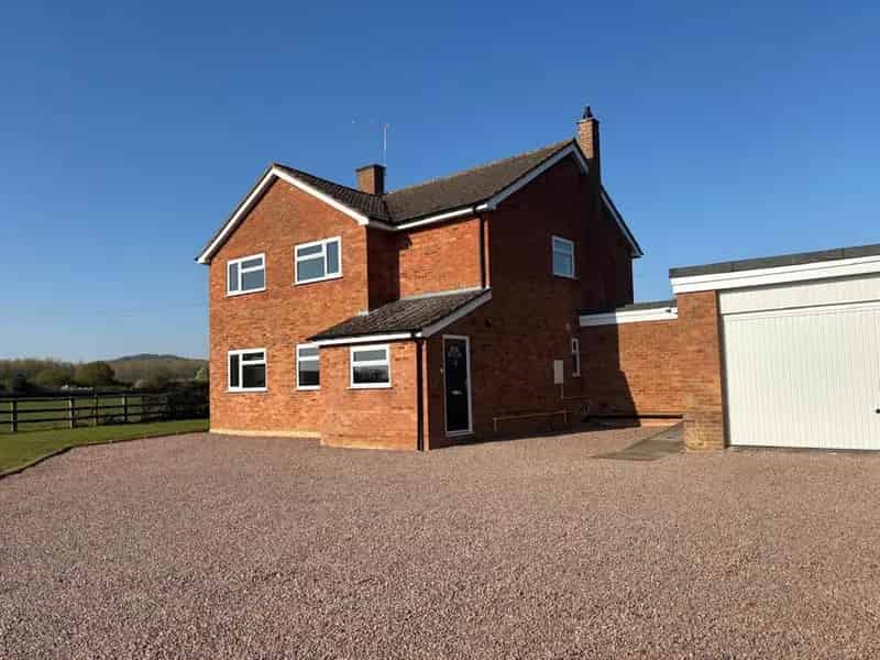 5 Bed Detached House Near M50 and M5 Motorways
