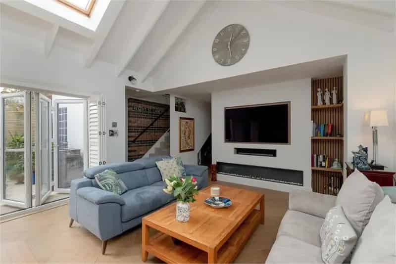 4 Bed Detached House Portobello Breathtaking Vaulted Ceiling