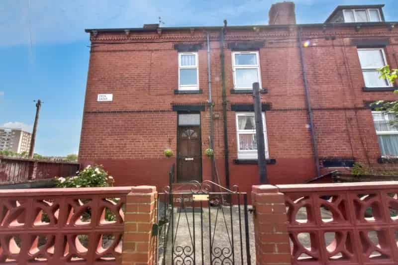 Three Bedroom End Terrace House for Sale