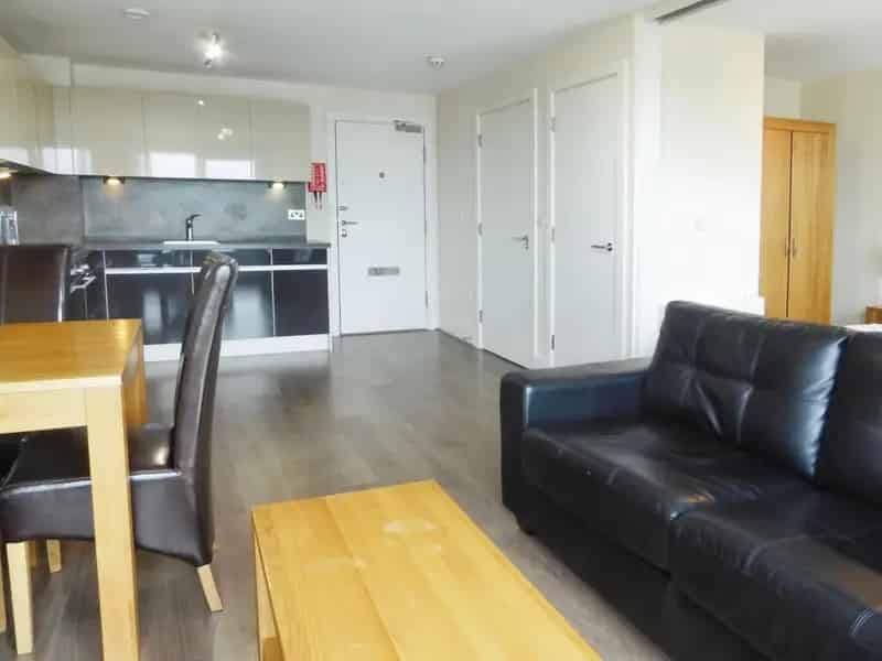 1 Bedroom Apartment for Sale Town Centre Train Station