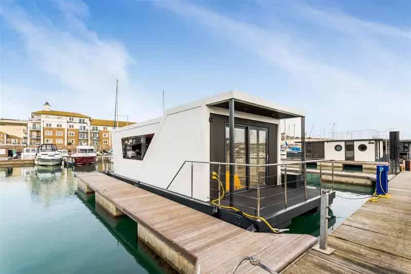 1 Bedroom Houseboat for Sale