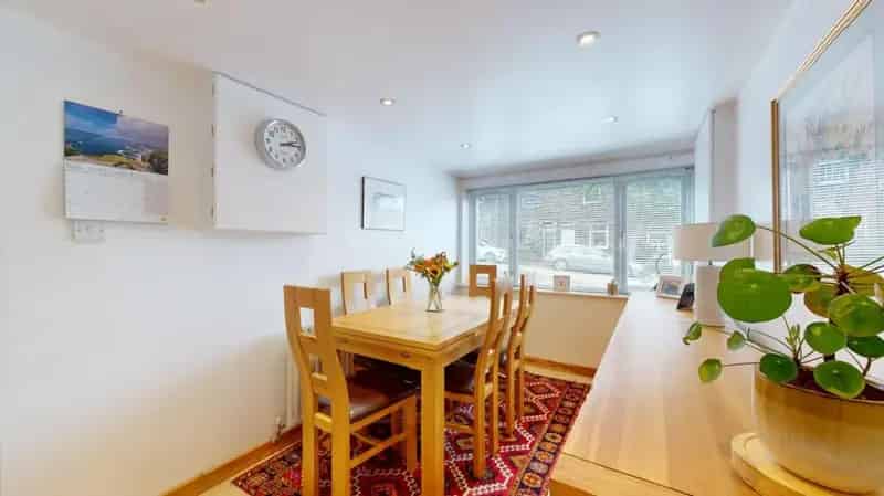 3 Bed Mid Townhouse Near Town Centre - No Onward Chain
