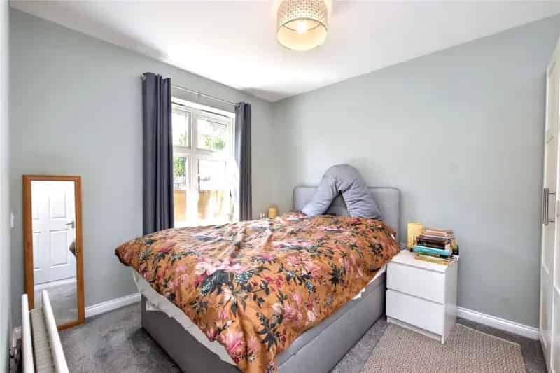 Two Bedroom Apartment Near New Pudsey Train Station
