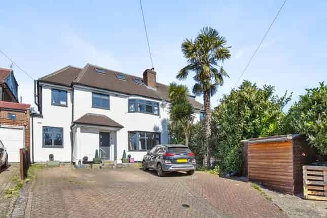 Semi-detached House for Sale in London NW7
