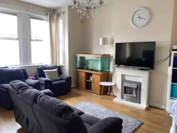 Large 2-Bed Flat Near Willesden Junction Station