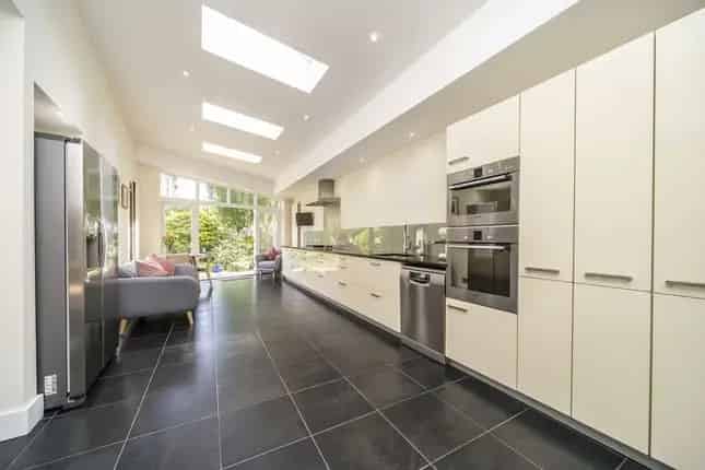 Semi-detached House for Sale in Braxted Park Streatham