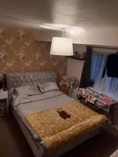 2 Bed Ground Floor Flat with Garden and Parking Near Leeds City Center