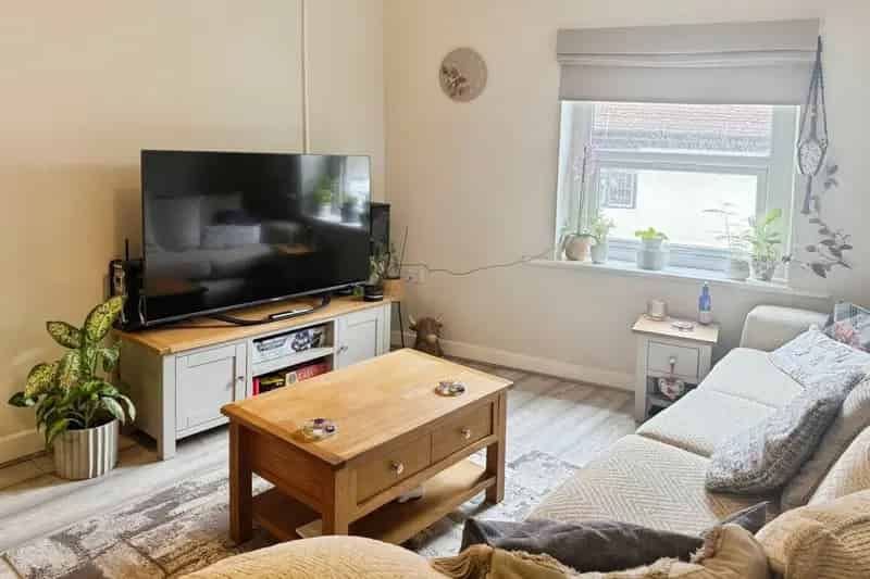 Two Bedroom Flat Fordingbridge Town Centre Modern Kitchen Spacious Lounge