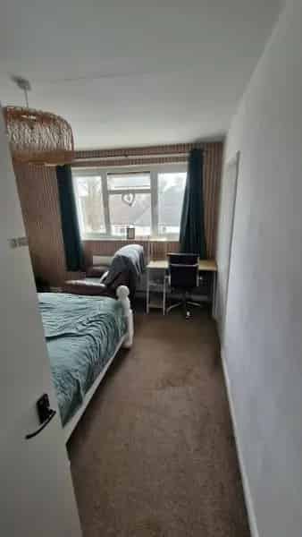 2 Double Bedroom House with Renovated Bathroom and Large Garden