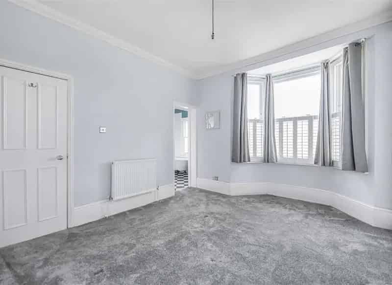 Two Double Bedroom Victorian Conversion Flat with Garden