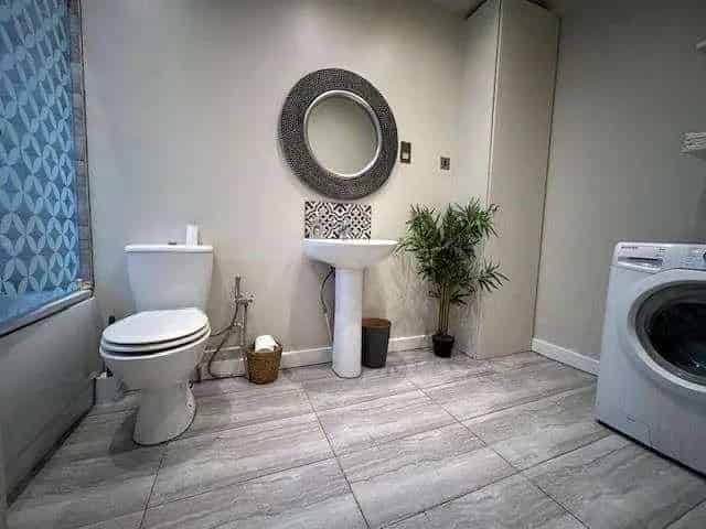 2 Bed Flat for Sale in Mill Hill - Close to Station and Shops