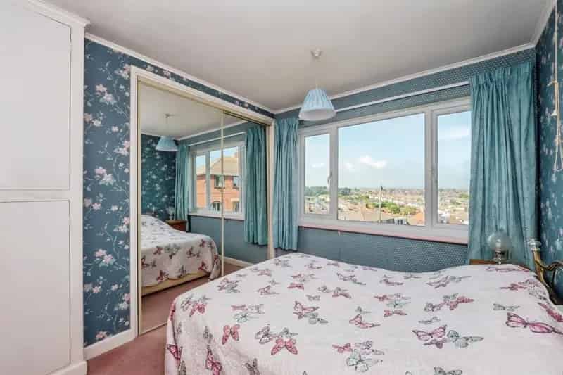 3 Bedroom Semi Detached House With Garden Driveway and Garage