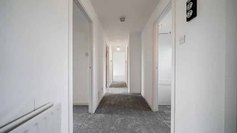 Helensburgh Flat: 2 Bed, Modern Kitchen, Garage, Landscaped Gardens